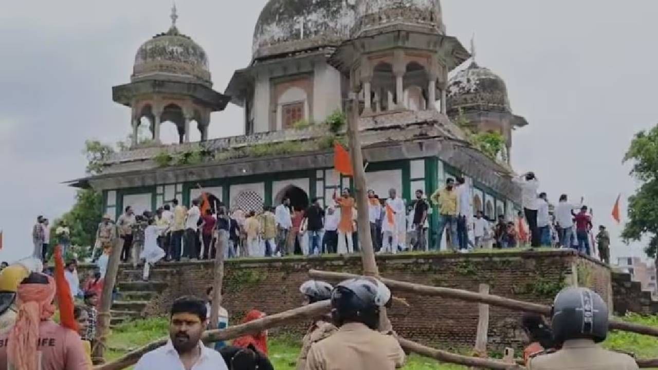 Fatehpur Tomb : फतेहपूर मकबऱ्याचा वाद पेटला, हिंदू संघटनांची आतमध्ये घुसून मजारीवर तोडफोड Fatehpur Tomb : फतेहपूर मकबऱ्याचा वाद पेटला, हिंदू संघटनांची आतमध्ये घुसून मजारीवर तोडफोड