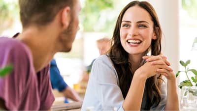 पहिल्याच भेटीत लोकांची मने जिंकण्यासाठी वापरा या 10 मानसशास्त्रीय युक्त्या!