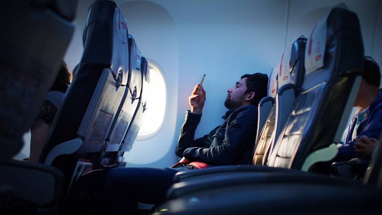  फ्लाईट मोडमुळे फोनचे रेडिओ सिग्नल  ( 4G/5G, Wi-Fi, वा ब्लूटूथ) बंद होतात. त्यामुळे कोणत्याही प्रकारचे अडथळे येत नाहीत