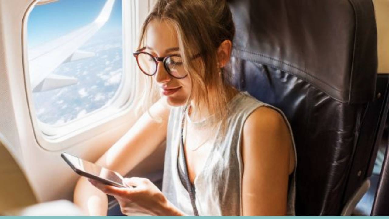 मोबाईल फोनमधून इलेक्ट्रोमॅग्नेटिक लहरी (electromagnetic interference, EMI) विमानाच्या संवदेशनशील नेव्हिगेशन आणि रेडिओ,  GPS आणि ऑटोपायलट सिस्टिमच्या संप्रेषण उपकरणांमध्ये अडथळा आणण्याची शक्यता आहे.