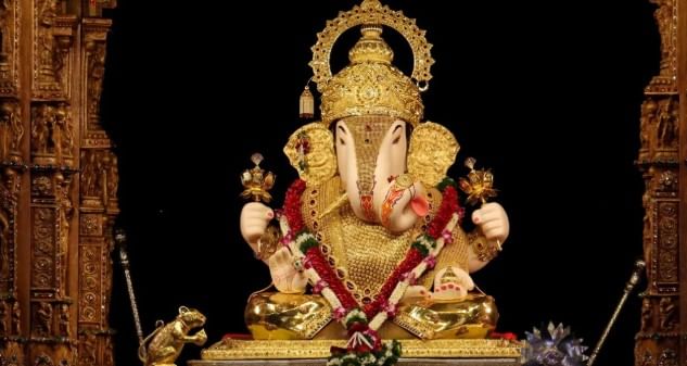 बाप्पा स्वप्नात येणे हे भविष्यात एखादी मोठी खुशखबर मिळण्याचा संकेत असल्याचे म्हटले जाते. तसेच गणपती बाप्पा तुमच्या स्वप्नात येत असेल तर घरात एखादे मंगलकार्य घडून येण्याचीही शक्यता असते.