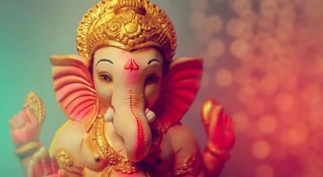 गणपतीला विघ्नहर्ता म्हटले जाते. त्यामुळे तुमच्या स्वप्नात बाप्पा येत असेल तर तुमच्या आयुष्यातील एखादे विघ्न नाहीसे होऊ शकते. त्याचे संकेतच या स्वप्नातून मिळतात. भविष्यात बाप्पा तुम्हाला योग्य रस्ता दाखवू शकतो. तुम्हाला वेगवेगळ्या क्षेत्रात यश मिळू शकते. 