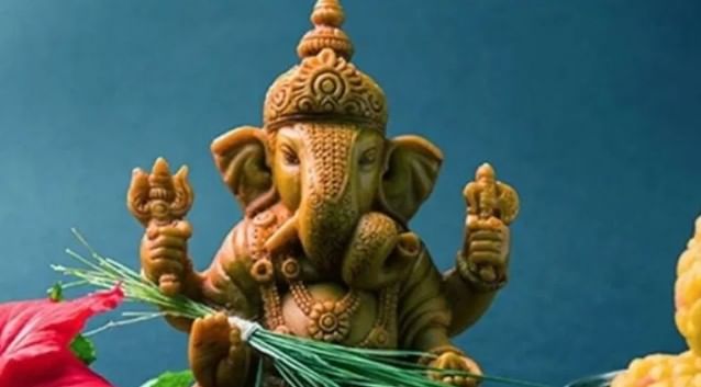 स्वप्नात गणेशमूर्ती दिसत असेल तर बाप्पाची तुमच्यावर कृपा आहे, असे समजावे. अशा प्रकारचे स्वप्नदेखील लवकरच चांगली बातमी मिळण्याचे संकेत आहे, असे म्हटले जाते.  