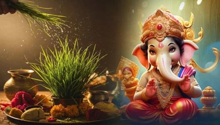 सध्या महाराष्ट्रासह देशभरात गणेशोत्सवाची धूम चालू आहे. मुंबई, पुणे यासारख्या शहरांत सध्या वातावरण मंतरलेले आहे. दरम्यान, तुमच्या स्वप्नात गणपत्ती बाप्पा येत असतील तर या स्वप्नाचे काही संकेत मिळतात. हे संकेत नेमके काय आहेत? ते जाणून घेऊ या...