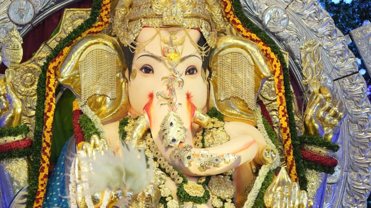 आज आपण देशातील सर्वात श्रीमंत गणपती मंडळाबद्दल जाणून घेणार आहोत. या गणपती मंडळाने यंदा तब्बल ४७४ कोटी रुपयांचे विमा सरंक्षण घेतले आहे. त्यामुळे नव्या विक्रमाची नोंद झाली आहे.