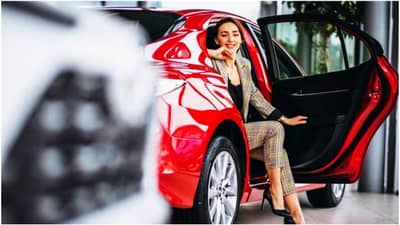 अचानक कारची विक्री का मंदावली? खरेदीसाठी का टाळाटाळ? ऐन सणासुदीत ग्राहकांच्या मनात चाललंय तरी काय?