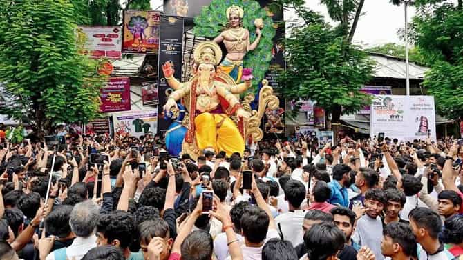Ganeshoustav 2025 : ताशाचा आवाज तरारा झाला, गणपती माझा नाचत आला, राज्यात गणेशोत्सवाचा जल्लोष, पारंपारिक वाद्यांच्या गजरात बाप्पाचं आगमन