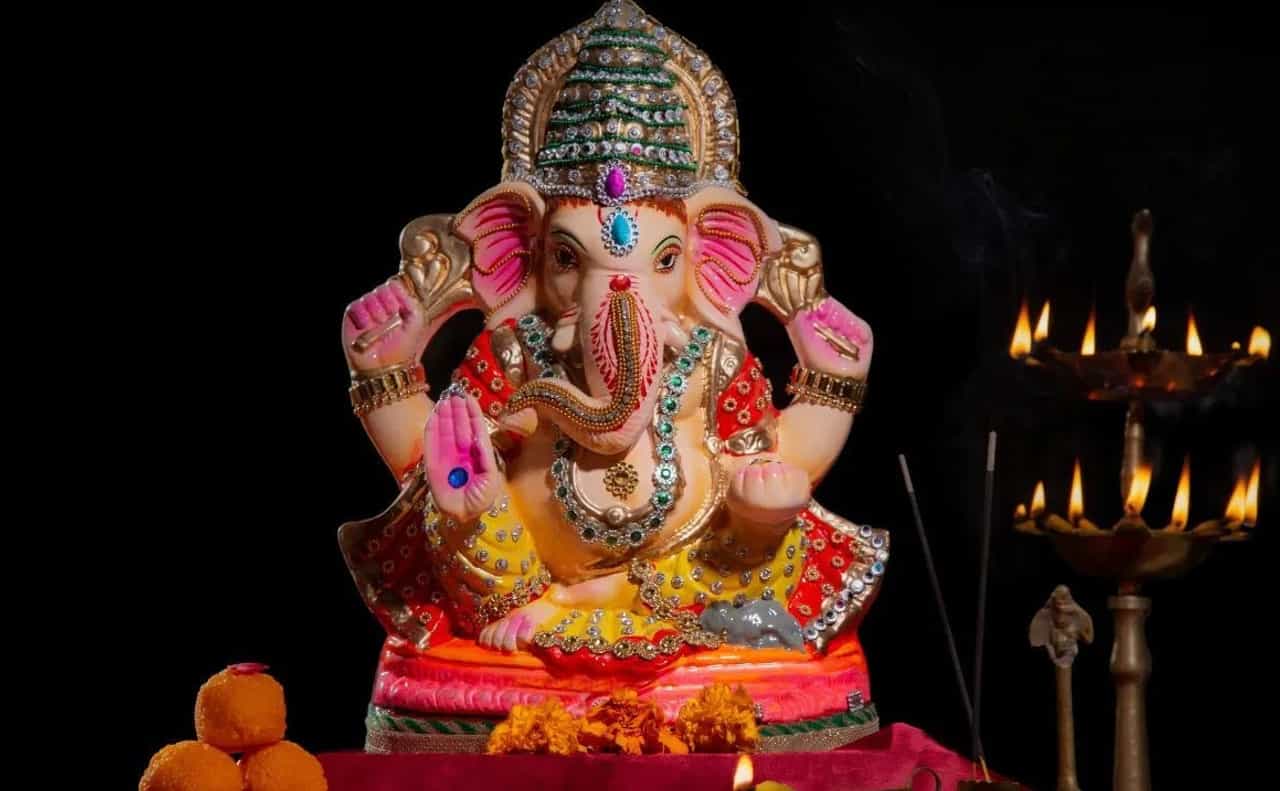 नाना पटोले, मंत्री सरनाईक आणि शंभुराज देसाई यांच्याही घरी बाप्पाचं स्वागत