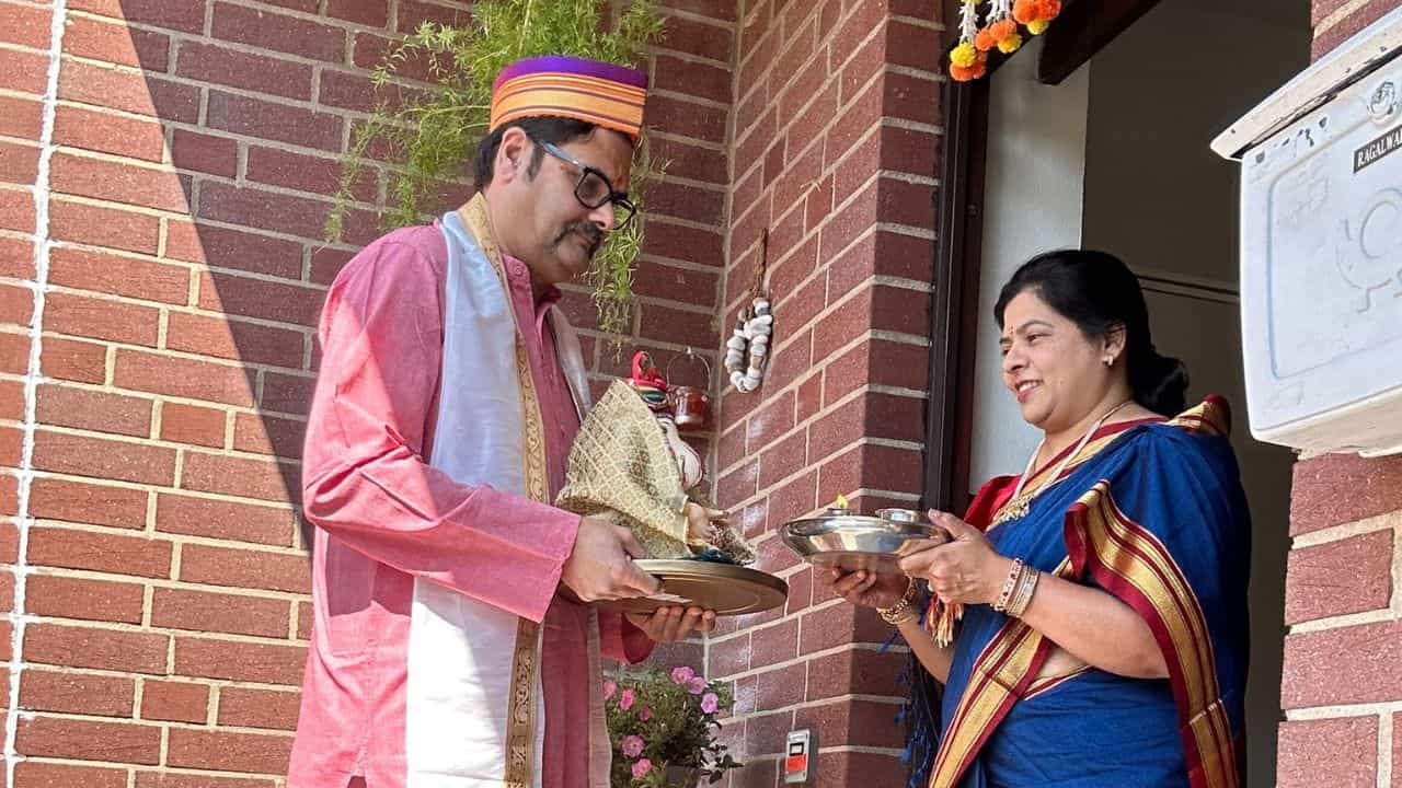 महाराष्ट्रासह देशाच्या विविध भागात गणेशोत्सव मोठ्या उत्साहात साजरा केला जात आहे. आता परदेशातही गणेशोत्सवाची धूम पहायला मिळत आहे.