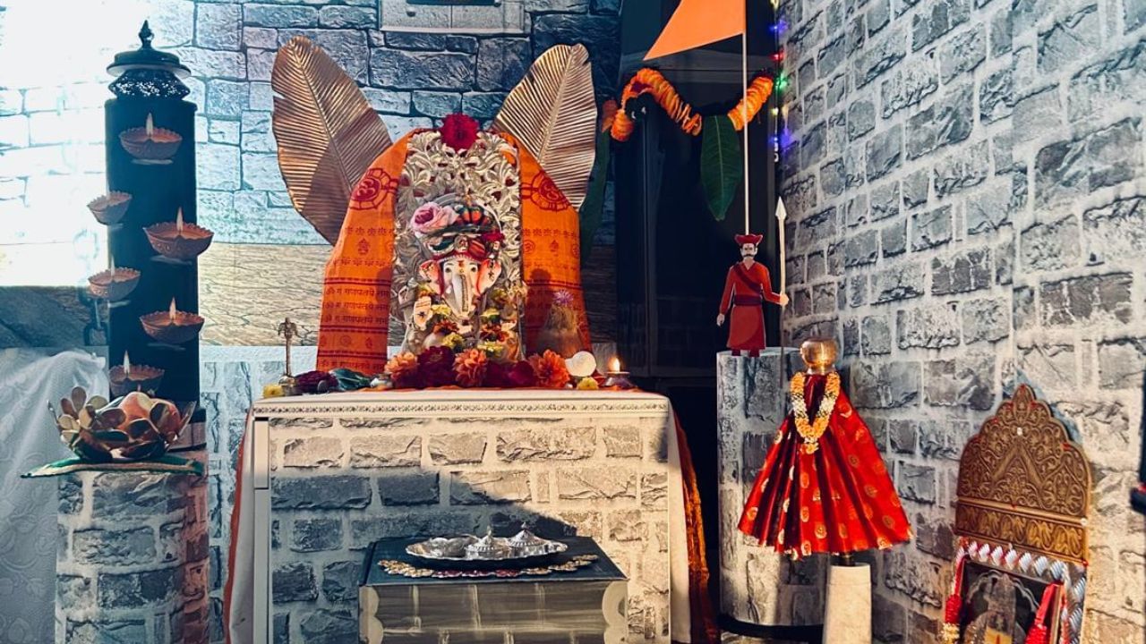 जर्मनीतील वोल्सबुर्ग येथे स्थायिक असलेले रागळवार कुटुंब दरवर्षी मोठ्या उत्साहात गणेशोत्सव साजरा करत असतं. यंदाही या कुटुंबीत मोठ्या उत्साहात गणपतीचे आगमन झाले आहे. 