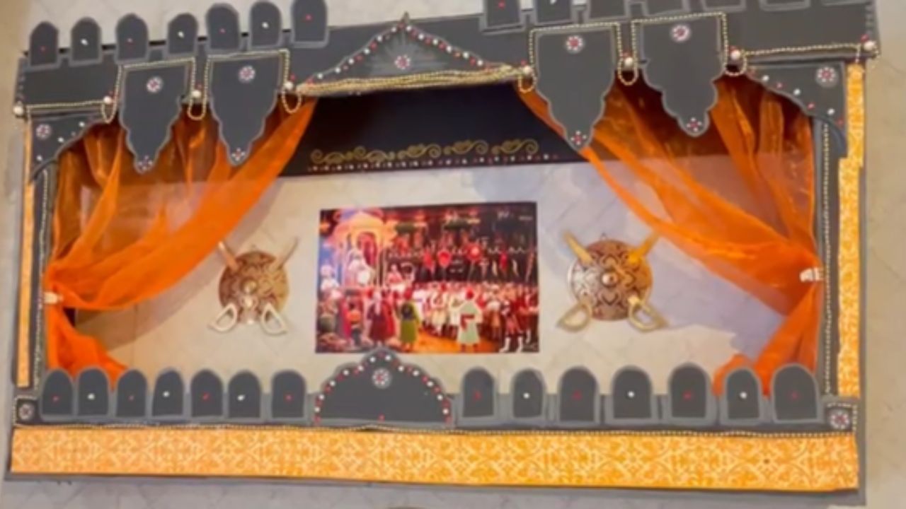 रागळवार कुटुंबाने रायरेश्वरा मंदिरातील शपथविधी, रायगडावरील राज्याभिषेक, खजिना, मावळे, जगदंबा मंदिर, व महाल अशा अनेक प्रसंगांचा देखावा तयार केला आहे. या देखाव्यासाठी घरातील विविध वस्तूंचा वापर करण्यात आला आहे.