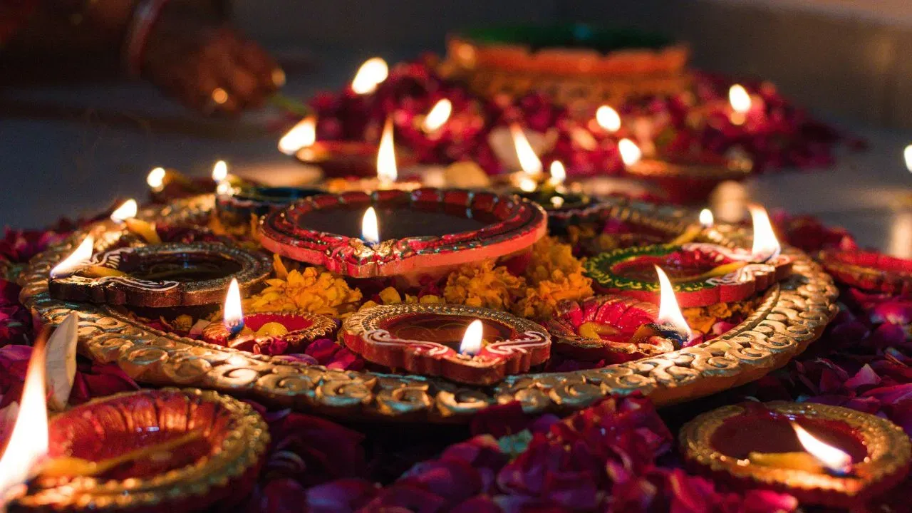 गणेश चतुर्थीच्या खास दिवशी घराच्या मुख्य दरवाजाच्या दोन्ही बाजूंना दिवा लावा. या ठिकाणी दिवा लावल्याने घरात सकारात्मक ऊर्जा येईल तसेच गणतपी बाप्पा तुमच्या आयुष्यातील चांगले दुःख दूर करेल.