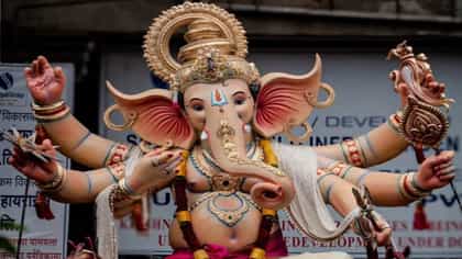 परळच्या गणपती कार्यशाळेतून गणेशमूर्ती आपापल्या मंडळाकडे रवाना