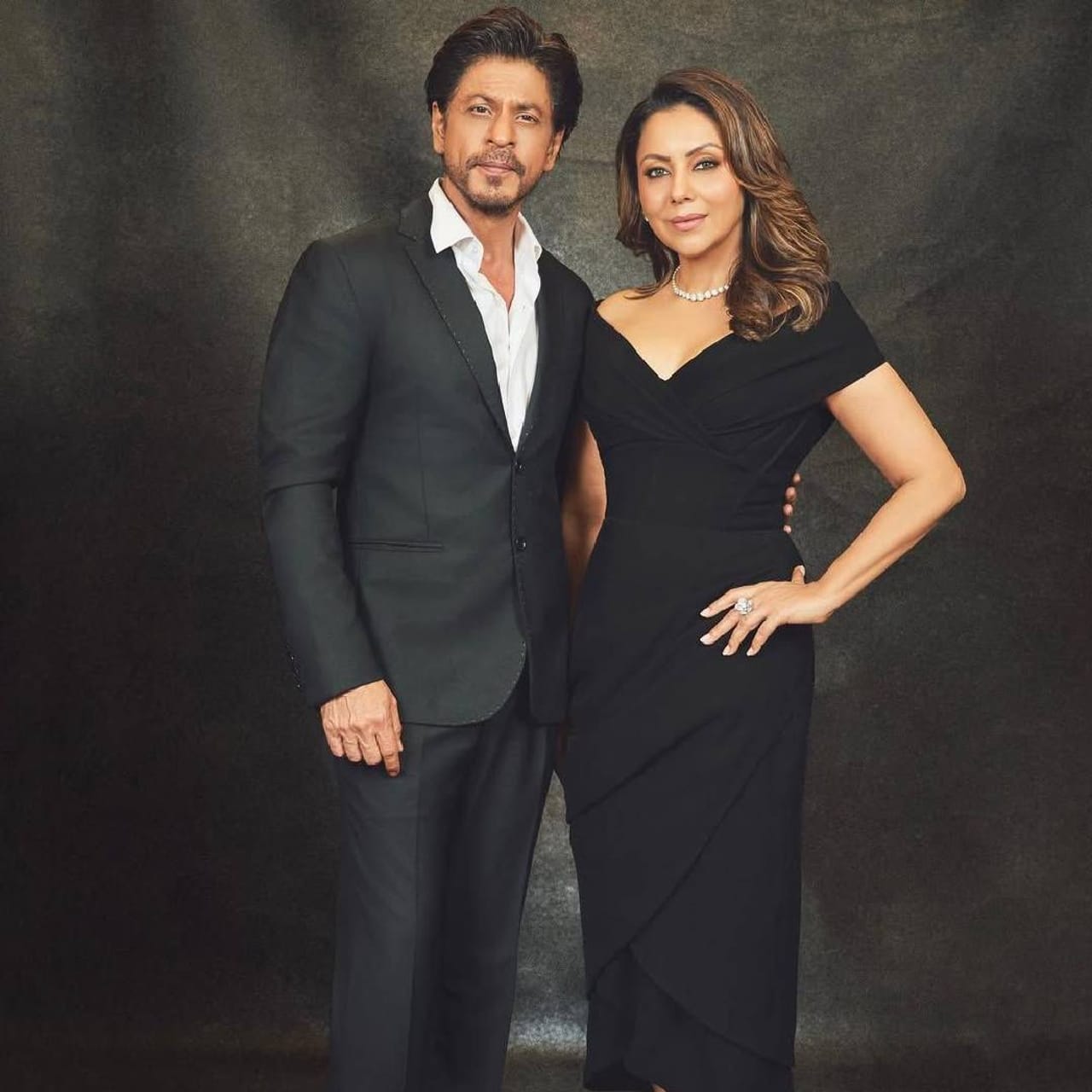 बॉलिवूडचा किंग अर्थात अभिनेता शाहरुख खानची पत्नी गौरी खान ही इंटेरिअर डिझायनर आहे. गौरीने आजवर अनेक सेलिब्रिटींच्या घराचं इंटेरिअर डिझाइनिंग केलं आहे. गेल्या काही वर्षांत गौरीचा व्यवसाय बराच वाढला आहे. 
