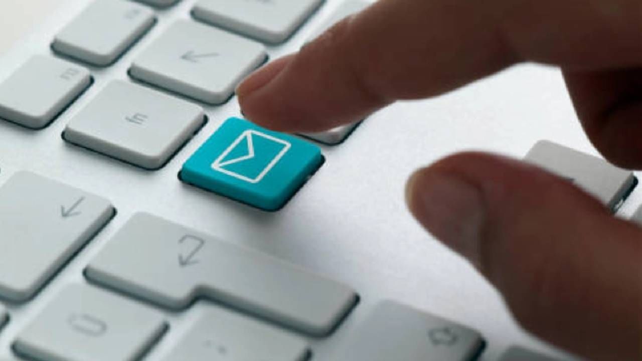 व्हायरल झाला Gen Z कर्मचाऱ्याचा ईमेल: सुट्टीसाठी 'हा' बिनधास्त मेसेज पाहून बॉसही हैराण झाला! व्हायरल झाला Gen Z कर्मचाऱ्याचा ईमेल: सुट्टीसाठी 'हा' बिनधास्त मेसेज पाहून बॉसही हैराण झाला!