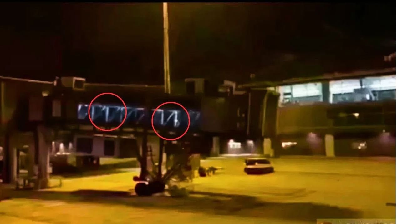 विमानतळाच्या एअरोब्रिजवर असंख्य भूतं दिसली... हा व्हिडीओ पाहून दरदरून घाम फुटेल? असं घडू शकतं? तुम्ही Video पाहून सांगाच