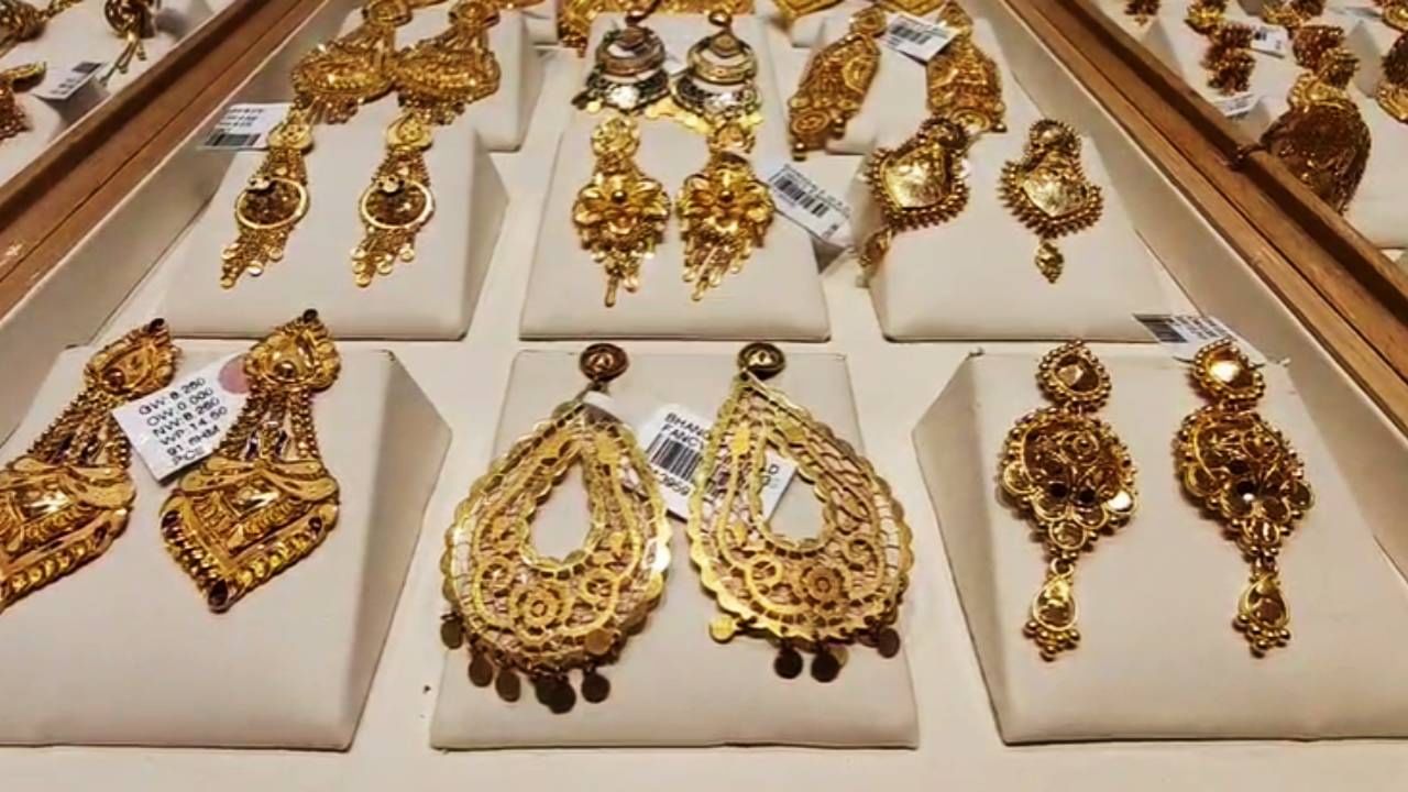 जळगावच्या सराफ बाजारात सोन्या चांदीच्या दरात पुन्हा मोठी वाढ झाली आहे. रक्षा बंधनासह 15 ऑगस्ट आणि पुढे सणांची गर्दी होणार आहे. त्याअगोदरच या बहुमूल्य धातुंनी दरवाढीची वर्दी दिली आहे.