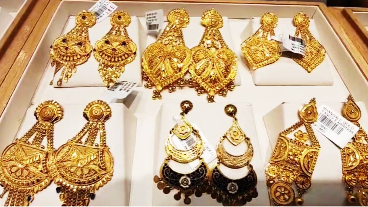 सोन्या आणि चांदीच्या वाढत्या दरामुळे ग्राहकांवर देखील त्याचा मोठा परिणाम झाला आहे.
