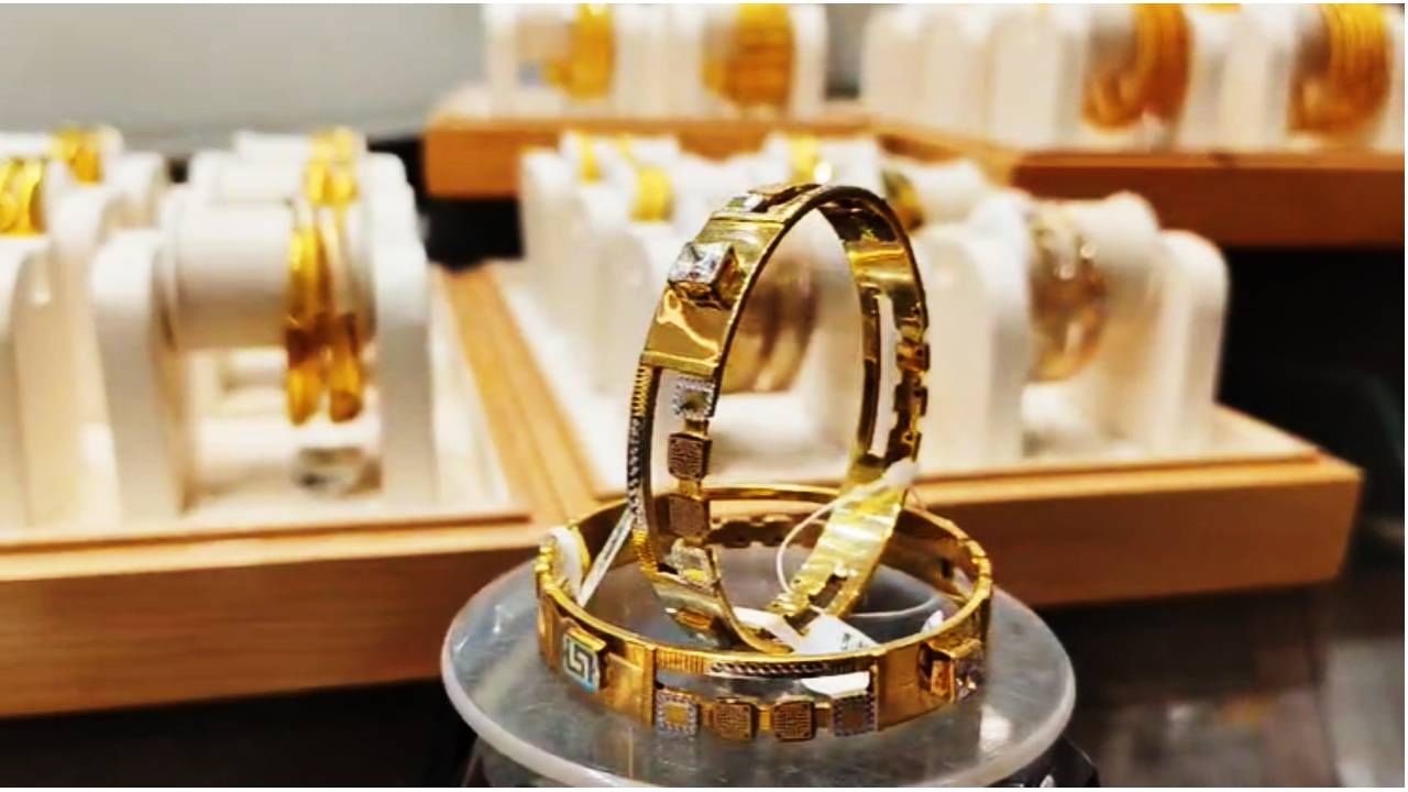 आठवडाभरापासून चांदीच्या दरात 5 हजार रुपयांची घसरण दिसली. गेल्या शनिवारी एक किलो चांदीचा दर 1,16,000 होते. त्यानंतर त्यात घसरण दिसली