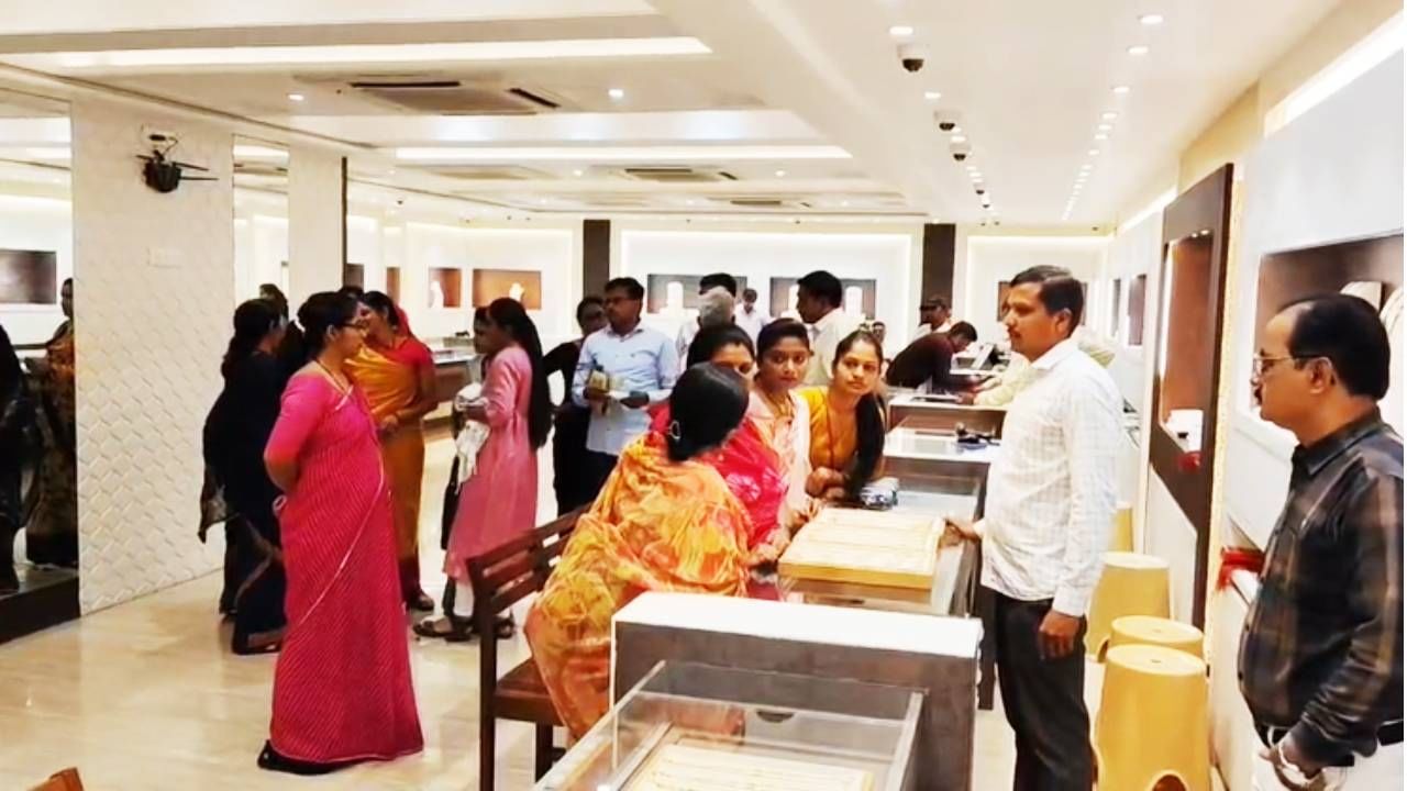 सोन्याचे दर जीएसटी सह 1 लाख 2 हजार 500 रुपयांवर पोहोचले आहेत. तर चांदीचे दर जीएसटीसह 1 लाख 15 हजार रुपयांवर पोहोचले आहेत.