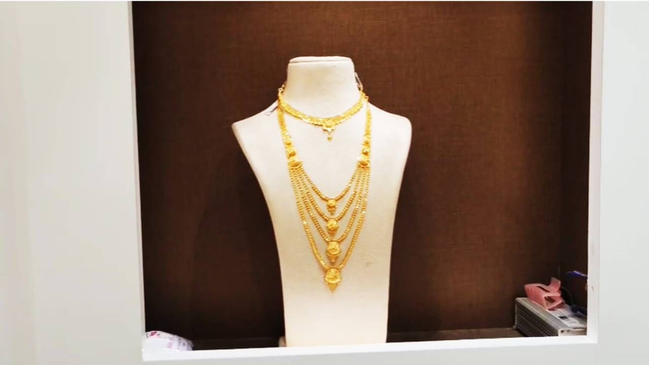 रक्षा बंधनाला खरेदी करता यावी यासाठी ग्राहक सराफा बाजाराकडे वळले होते. पण दरवाढीने ग्राहकांचा हिरमोड झाला आहे.