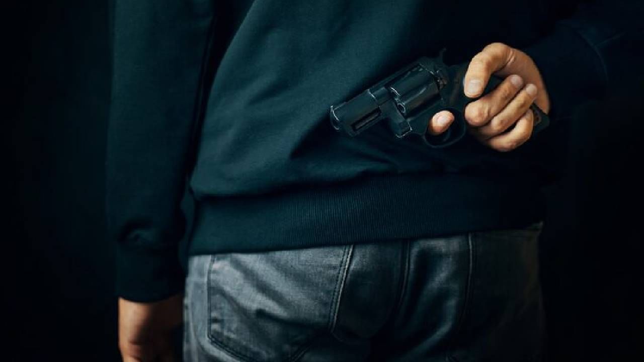 डोक्यातच गेला! वारंवार डोअर बेल वाजवणाऱ्या डिलिव्हरी बॉयवर गोळीबार... मुंबई हादरली, नेमकं काय घडलं?