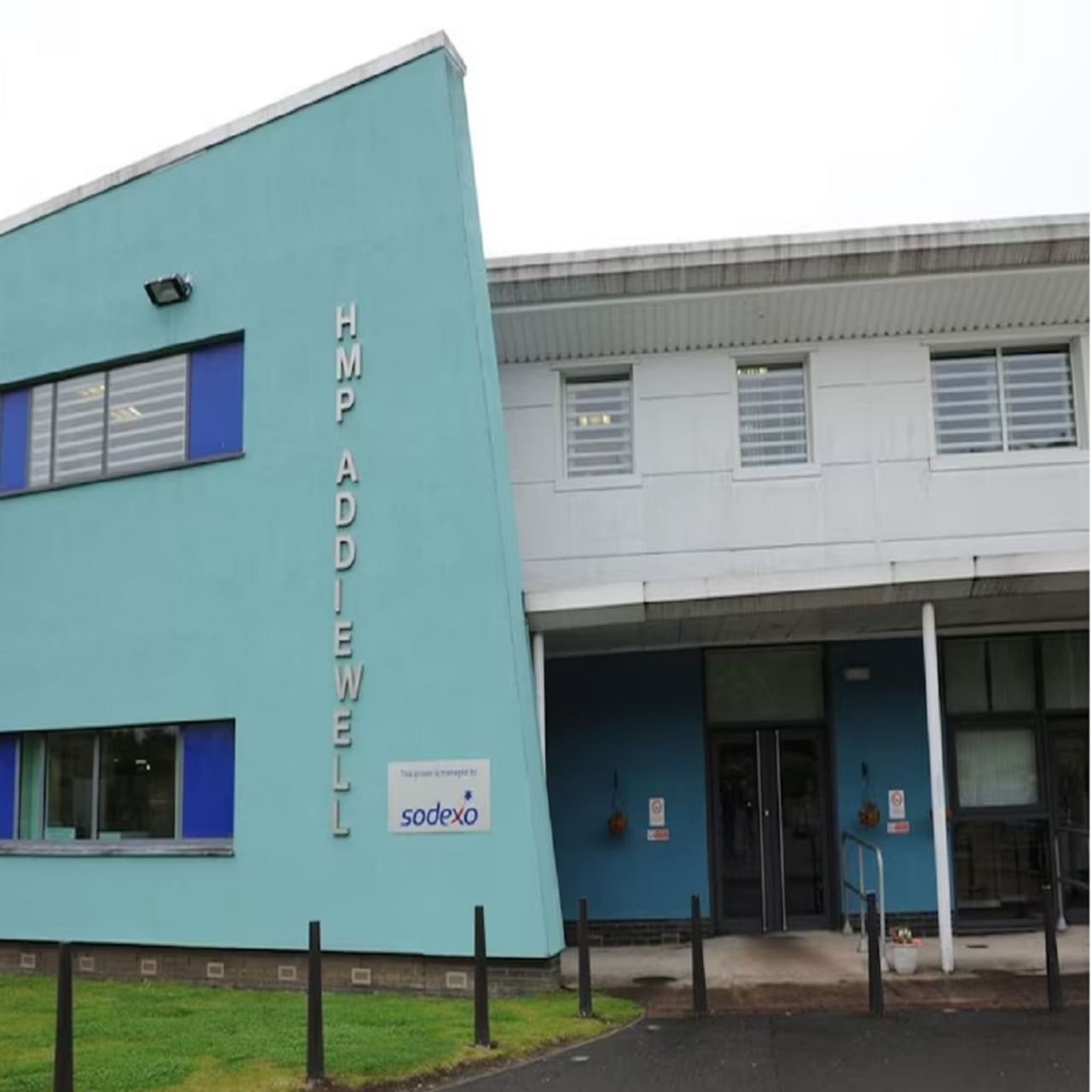  एचएमपी अ‍ॅडीवेल, स्कॉटलँड : या तुरुंगाची रचना लर्निंग जेल म्हणून केली आहे, म्हणूनच याला लर्निंग जेल असेही म्हणतात. येथे कैद्यांना उत्पादक कौशल्ये शिकवली जातात जेणेकरून ते तुरुंगातून बाहेर पडल्यानंतर चांगले जीवन जगू शकतील. या तुरुंगात 700 हून अधिक कैद्यांना प्रशिक्षण दिले जाते आणि हे तुरुंग जगातील सर्वोत्तम तुरुंगांमध्ये गणले जाते.