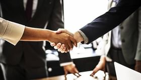 या रोजच्या सवयींचा अर्थ काय? हँडशेक-चीअर्समागे दडलेला इतिहास या रोजच्या सवयींचा अर्थ काय? हँडशेक-चीअर्समागे दडलेला इतिहास