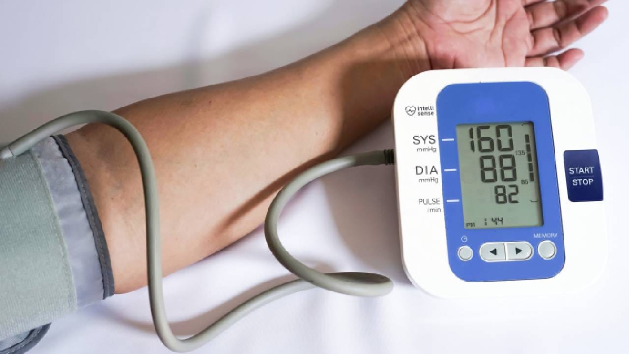 तुम्हाला उच्च रक्तदाबाच्या समस्या आहेत? होऊ शकतात 'हे' गंभीर आजार तुम्हाला उच्च रक्तदाबाच्या समस्या आहेत? होऊ शकतात 'हे' गंभीर आजार