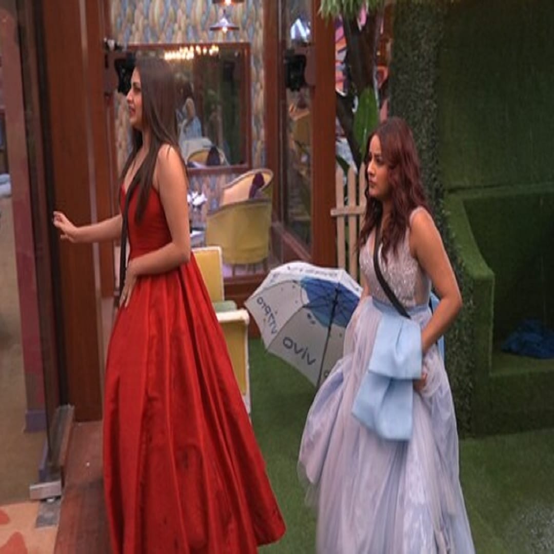 हिमांशी खुराना आणि शहनाज गिल : हिमांशी खुराणाने बिग बॉस 13 मध्ये वाईल्ड कार्ड म्हणून एन्ट्री केली होती. घराबाहेर हिमांशी आणि शहनाजमध्ये शत्रुत्व होते. यामुळे हिमांशी आत येताच शहनाजचा राग अजून वाढला होता. ती बिग बॉसवरही रागावली. एका टास्क दरम्यान हिमांशीने शहनाजला धक्का दिला. सलमानने यासाठी हिमांशीला फटकारले देखील होते.