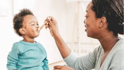 एक वर्षाच्या आतील बाळाला मध द्यावे का? तज्ज्ञ काय सांगतात?