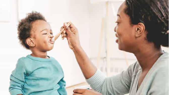 एक वर्षाच्या आतील बाळाला मध द्यावे का? तज्ज्ञ काय सांगतात?