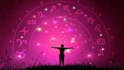 हात लावाल तिथं सोनं... तुमचं दारिद्रय समुद्रात वाहून जाणार... या 5 राशींचं नशिब असं चमकणार की... कधी आहे लक्ष्मी योग?