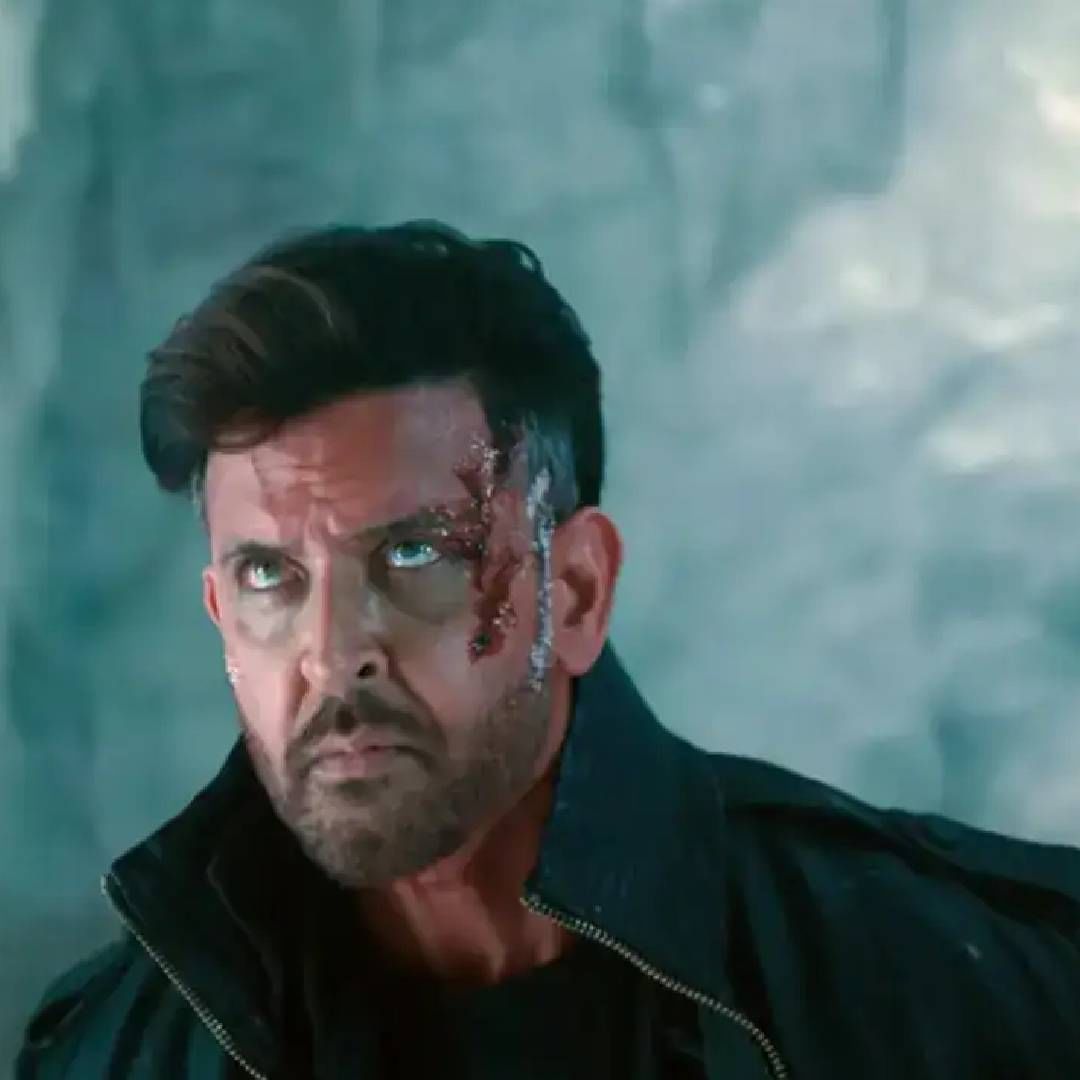 मेजर कबीर धालीवालच्या भूमिकेत अभिनेता हृतिक रोशनला ‘वॉर 2’मध्ये पाहण्यासाठी चाहते उत्सुक आहेत. या चित्रपटासाठी हृतिकने तब्बल 50 कोटी रुपये मानधन स्वीकारल्याचं कळतंय.