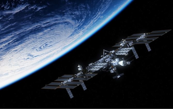 १५० अब्ज डॉलरचे इंटरनॅशनल स्पेस स्टेशन सागरात कोसळणार, NASA चा निर्णय १५० अब्ज डॉलरचे इंटरनॅशनल स्पेस स्टेशन सागरात कोसळणार, NASA चा निर्णय