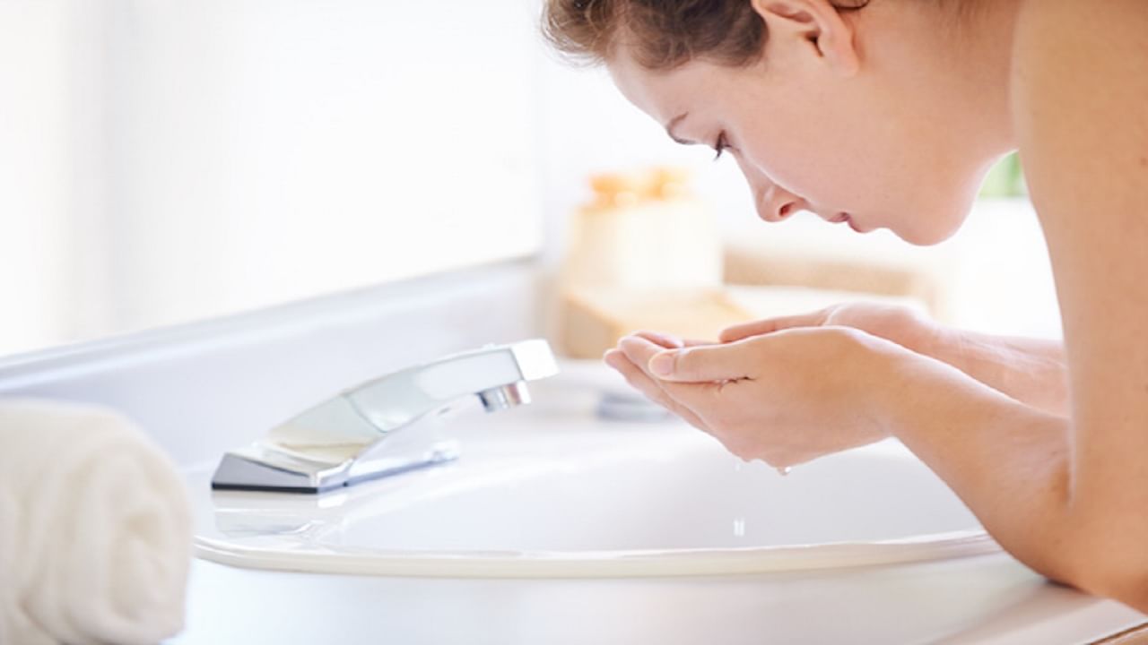 वर्किंग वुमन असाल तर 'हे' 10 मिनिटांचे ब्युटी रूटीन तुमची त्वचा बनवेल नैसर्गिकरित्या चमकदार