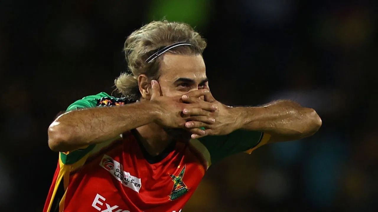 विकेट घेतल्यानंतर मैदानात धावत सुटणारा दक्षिण आफ्रिकेचा माजी फिरकीपटू इमरान ताहीर चौथ्या क्रमांकावर आहे. ताहीरने 436 टी 20 सामन्यांमध्ये 554 विकेट्स मिळवल्या आहेत. (Photo Credit : Tv9 Bharatvarsh)