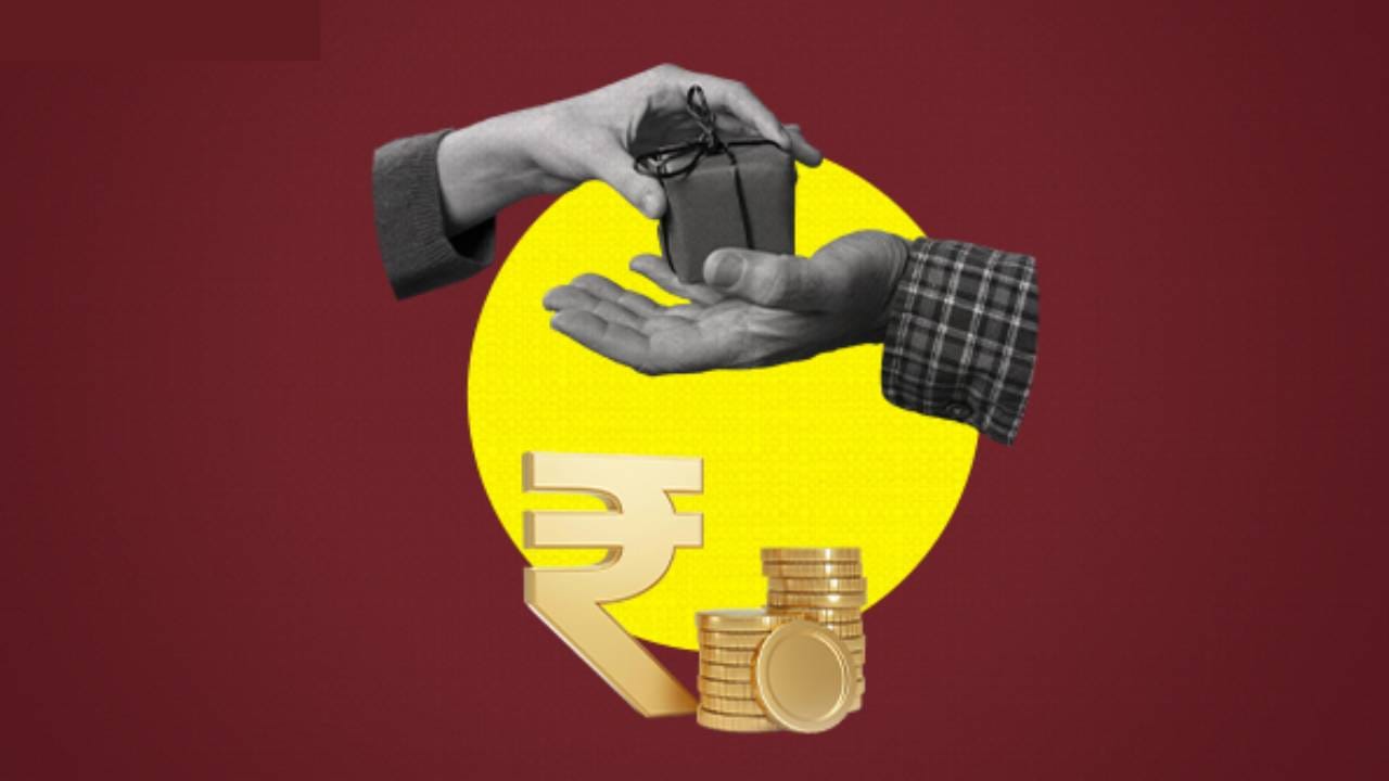 Income Tax Rules : टॅक्सचा तो नियम वाचला का? वडिलांनी गिफ्ट म्हणून पैसा दिल्यास कर भरावा लागणार का? मग भावा-बहिणीसाठी नियम काय?