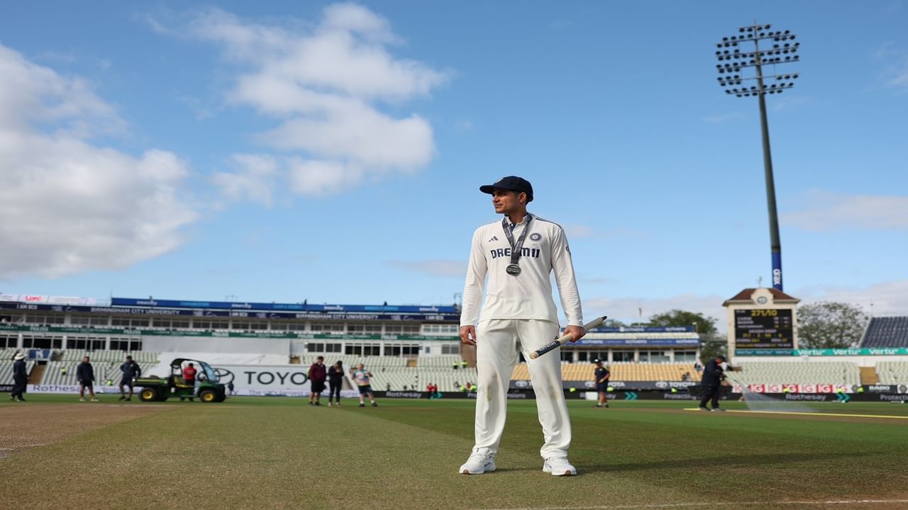 शुबमन गिल याने कर्णधार म्हणून पहिल्याच कसोटी मालिकेत ऐतिहासिक आणि अविस्मरणीय अशी कामगिरी केली. शुबमनला आयसीसीकडून जुलै महिन्यातील प्लेअर ऑफ द मंथ या पुरस्काराने गौरवण्यात आलं. आयसीसीनेच याबाबतची माहिती दिली. शुबमनने यासह आशिया कप स्पर्धेआधी पाकिस्तानचा अनुभवी फलंदाज बाबर आझम याचा रेकॉर्ड ब्रेक केला. (Photo Credit : Shubman Gill X Account)