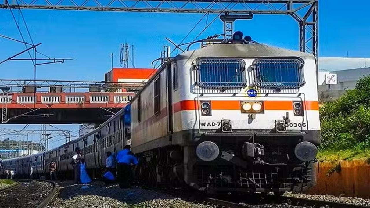 रेल्वेनं प्रवास करण्यापूर्वी ही बातमी वाचाच! या मार्गावरील अनेक गाड्या रद्द, पहा संपूर्ण यादी रेल्वेनं प्रवास करण्यापूर्वी ही बातमी वाचाच! या मार्गावरील अनेक गाड्या रद्द, पहा संपूर्ण यादी