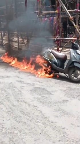 जळगावात महापालिकेसमोरील धावत्या दुचाकीला आग, व्हीडिओ व्हायरल