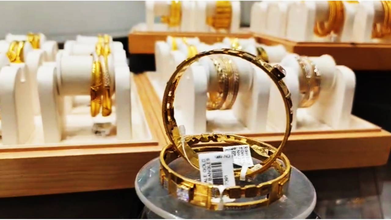  जळगावच्या सराफ बाजाराच्या इतिहासात विना जीएसटी सोन्याच्या दराने 1 लाख 3 हजारांचा तर चांदीचे दराने 1 लाख 20 हजारांचा आकडा पार केला आहे