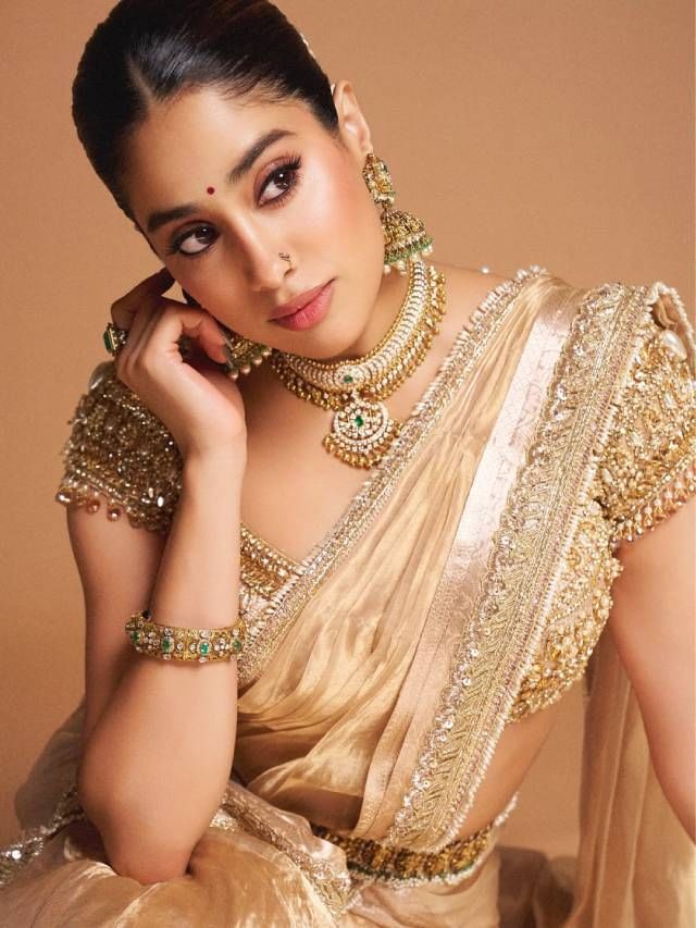 'परमसुंदरी' जान्हवी कपूरच्या या लूकची होतेय श्रीदेवी यांच्याशी तुलना 'परमसुंदरी' जान्हवी कपूरच्या या लूकची होतेय श्रीदेवी यांच्याशी तुलना