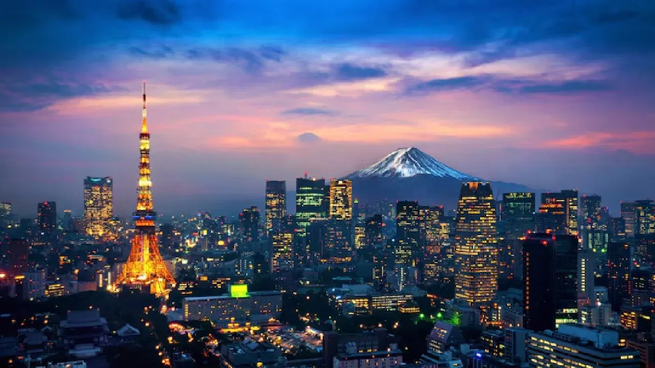 जगातील अनेक देशांमध्ये लोकसंख्येचे संकट गडद होत आहे. यामध्ये भारताचा मित्रदेश आघाडीवर आहे. या देशात सलग 16व्या वर्षी लोकसंख्या घसरली आहे. 2024 मध्ये या देशातील लोकसंख्येत 9 लाख 8 हजारांहून अधिक घट झाली. याचा अर्थ असा की देशात जन्मणाऱ्या लोकांपेक्षा मरणाऱ्यांची संख्या खूप जास्त आहे. जर हीच परिस्थिती कायम राहिली, तर पुढील काही वर्षांत या देशाला अस्तित्वाच्या संकटाशी झुंजावे लागेल. या देशात निरोगी लोक आणि दीर्घायुष्यासाठी ओळखले जाते. परंतु सतत तरुण लोकसंख्येची कमतरता आणि वृद्ध लोकांच्या संख्येत वाढ यामुळे तिथल्या आरोग्य यंत्रणेवरही ताण वाढत आहे.