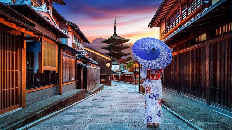 याशिवाय, सलग 16वे वर्ष आहे जेव्हा जपानच्या लोकसंख्येत इतकी मोठी घट झाली आहे. ही परिस्थिती अशी आहे की जपानमध्ये मोठ्या संख्येने परदेशी लोक स्थायिक झाले आहेत. 1 जानेवारी 2025 च्या आकडेवारीनुसार, जपानच्या एकूण लोकसंख्येत 3 टक्के हिस्सा परदेशी लोकांचा आहे. गेल्या एका वर्षातच जपानच्या एकूण लोकसंख्येत 0.44 टक्क्यांची घट झाली आहे. याची भरपाई करण्यासाठी जपानने परदेशी लोकांना आमंत्रित करण्याचा प्रयत्न केला आहे, परंतु ही योजना यशस्वी होत नाही.