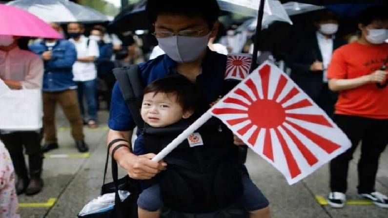 जपानमधील सध्याचा जन्मदर 1.2 आहे. धक्कादायक आकडा असा आहे की 2024 मध्ये जपानमध्ये केवळ 6,86,061 मुलांचा जन्म झाला, तर 1.6 दशलक्ष लोकांचा मृत्यू झाला. अशा प्रकारे जन्मणाऱ्यांच्या तुलनेत 10 लाख जास्त लोकांचा मृत्यू झाला. थोडक्यात सांगायचे तर, एक मूल जन्माला आले तर दोन लोक मरण पावले. सध्या जपानची लोकसंख्या 12 कोटी आहे आणि जर याच प्रकारे संख्येत घट होत राहिली तर देशात मानवी संसाधनांचे संकट निर्माण होईल. यामुळे अर्थव्यवस्थेपासून ते सामान्य मानवी जीवनापर्यंत सर्व काही कठीण होईल. गेल्या 125 वर्षांच्या इतिहासात 2024 मध्ये जपानमध्ये सर्वात कमी मुले जन्माला आली.