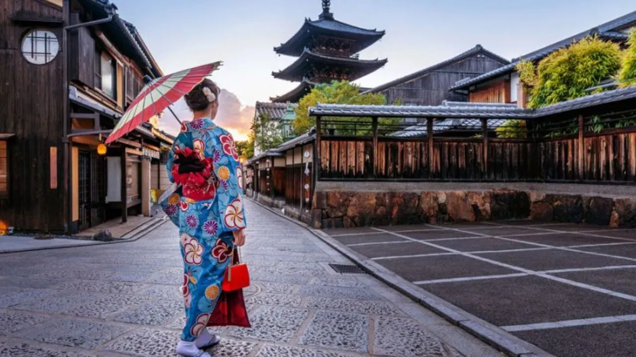 जपानच्या एकूण लोकसंख्येत 65 वर्षांवरील वृद्धांचा आकडा आता 30 टक्क्यांवर पोहोचला आहे. हा जगातील दुसरा सर्वात मोठा आकडा आहे, पहिल्या क्रमांकावर मोनॅको आहे. जपानमध्ये सध्या केवळ 60 टक्के लोकसंख्या ही कामाच्या वयात आहे, म्हणजेच 15 ते 64 वर्षे वयोगटातील आहे. एवढेच नव्हे, ज्या प्रकारे जन्मदरात घट होत आहे, त्यामुळे पुढील काही वर्षांत वृद्धांची संख्या तरुणांपेक्षा जास्त होऊ शकते.