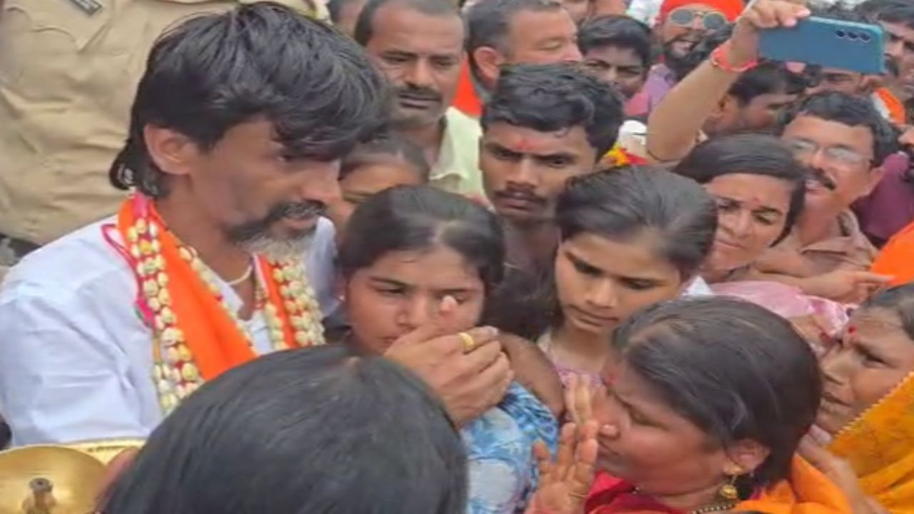 मनोज जरांगे पाटील मराठा आरक्षणाच्या आंदोलनासाठी मुंबईच्या दिशेने निघाले आहेत. त्यांना आज आंतरवाली सराटीतून गावकरी आणि कुटूंबीयांनी निरोप दिला. ते मुंबईतील आझाद मैदानात बेमुदत उपोषण करणार आहेत.  