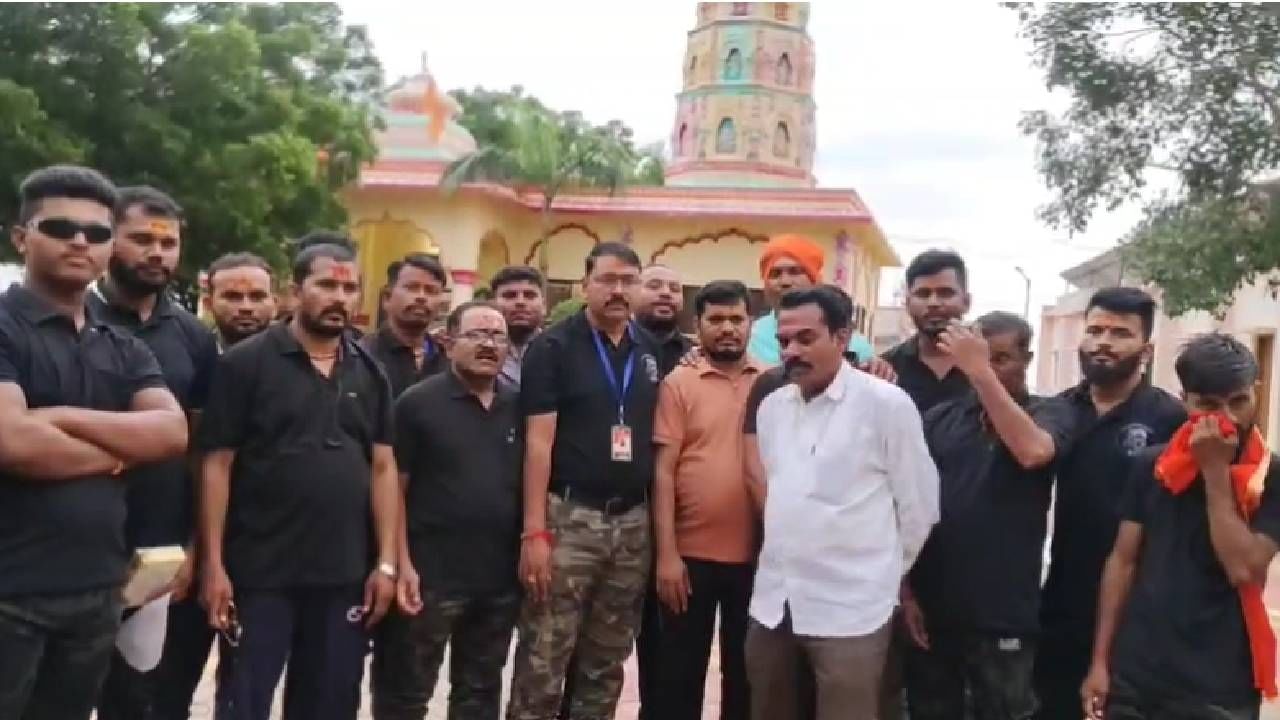 जरांगे पाटील यांना सुरक्षा देणारी ब्लॅक टी शर्ट वाली हिंगोलीची 50 जनांची सुरक्षा टीम हिंगोलीतून आंतरवाली सराटीकडे रवाना झाली आहे.