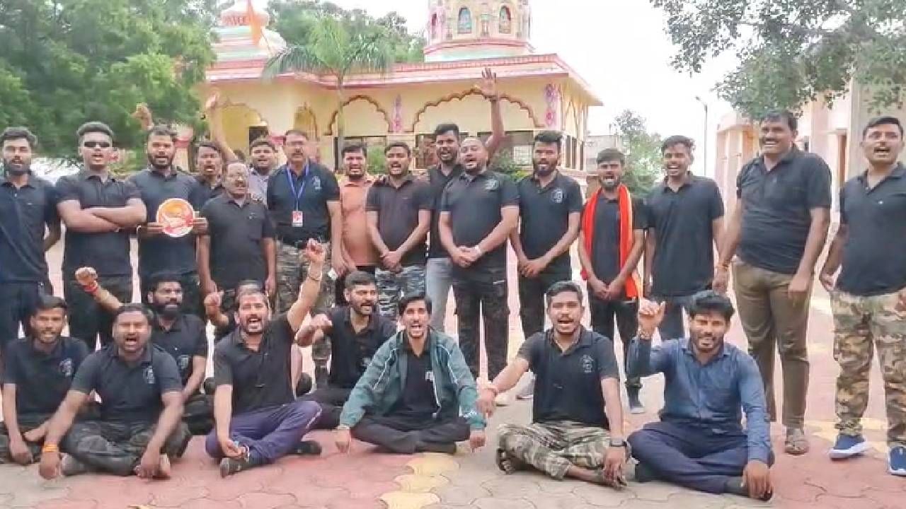 जरांगे पाटील यांचा आरक्षणाचा लढा जेव्हापासून सुरु झाला आहे तेव्हापासून हिंगोलीची ही 50 सुरक्षा रक्षकांची टीम सुरक्षा देत आहे.